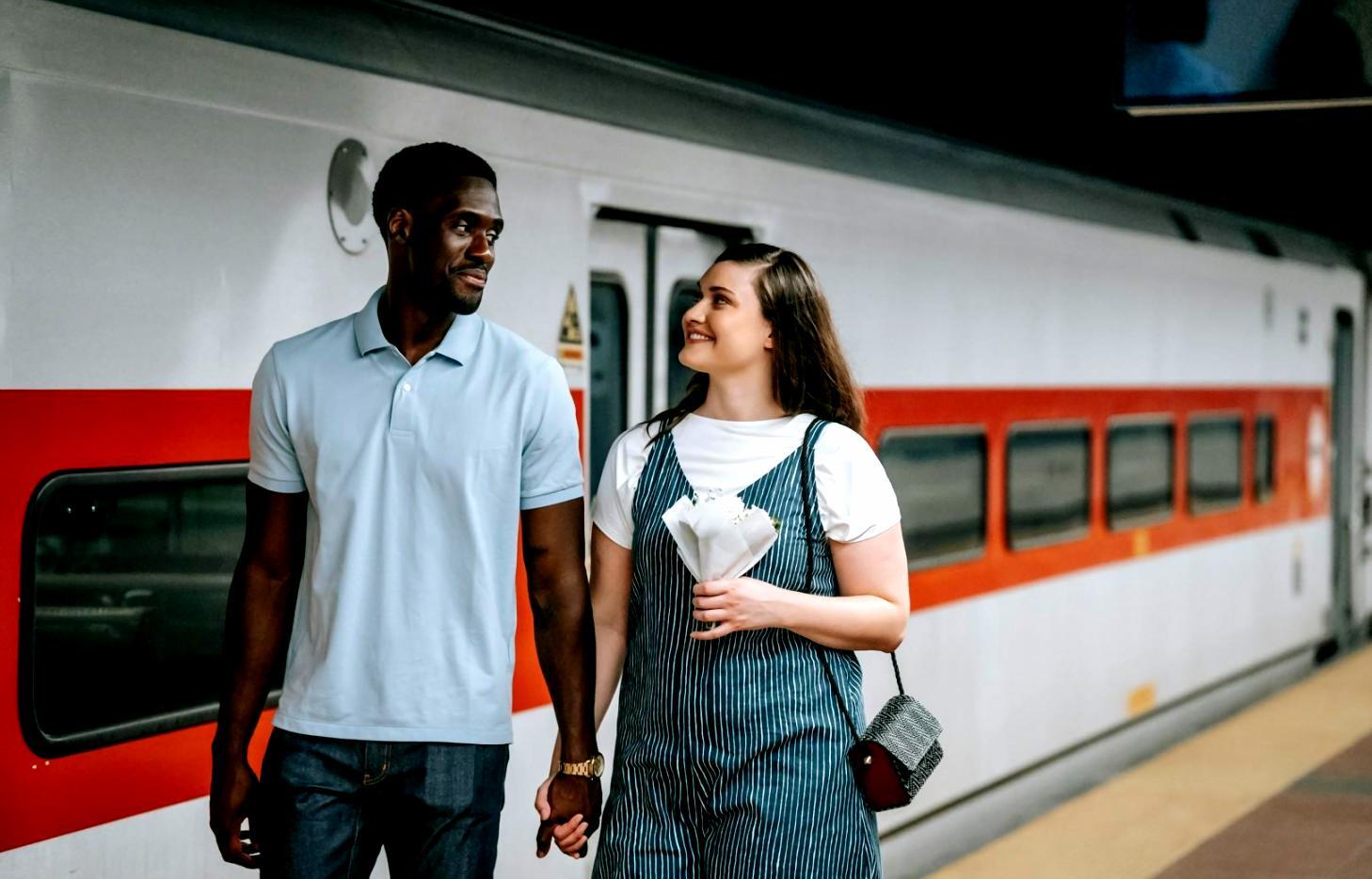 Пара обсуждает важные вопросы в спокойной обстановке