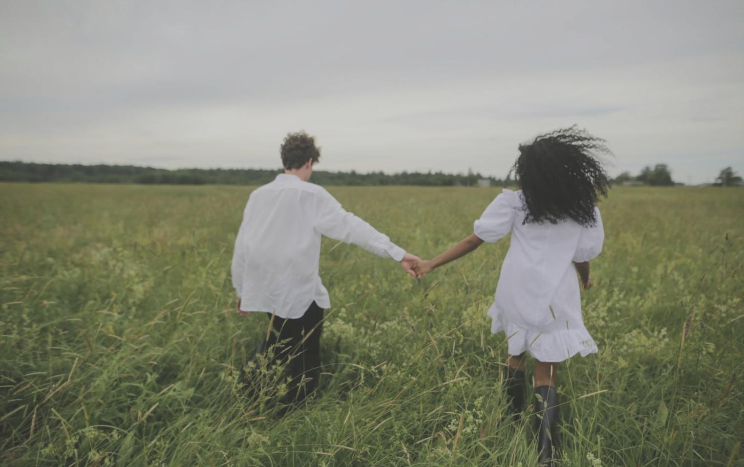 Обсуждение семейных вопросов за столом