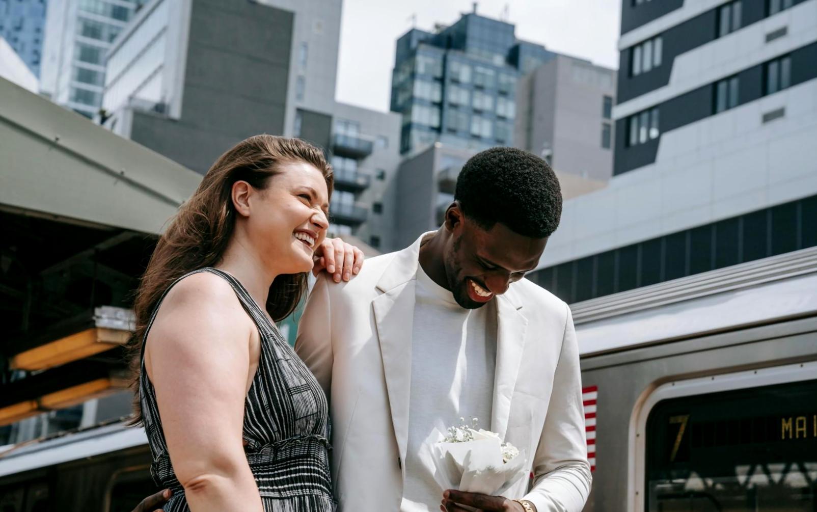 Семья обсуждает планы за столом